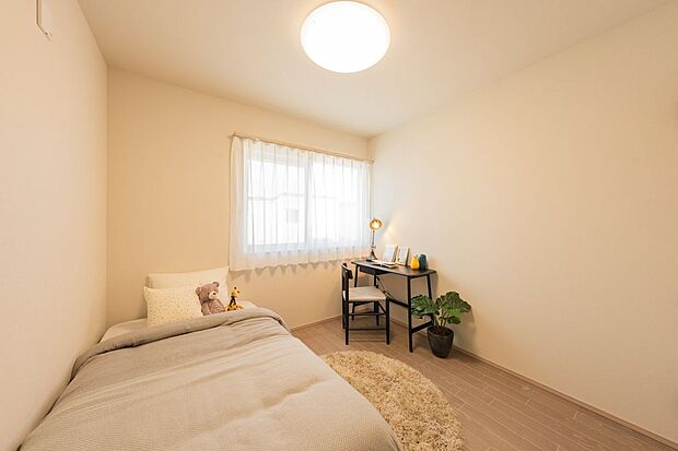【室内】約4.8帖の洋室は勉強に集中できるデスクスペースと心地よいベッドスペースを両立できる、程よい広さとなっています。