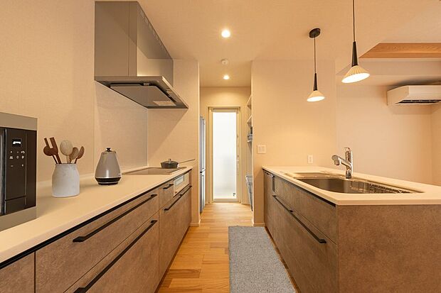 【キッチン】リモコン類は壁のニッチにまとまっています。壁からリモコンが飛び出さず、フラットに収まるため、生活感を抑えたスマートな印象です。※CG合成にて家具を設置しております。