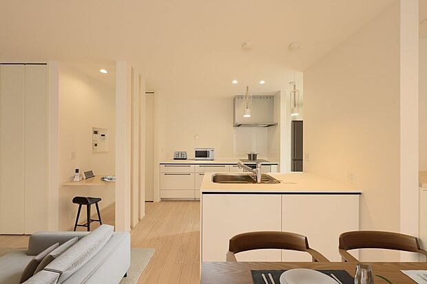 【キッチン】キッチン横にはワークスペースを用意。家事をしながらパソコン作業を進めることができ、テレワークの方にピッタリな間取りです。※CG合成にて家具を設置しております。