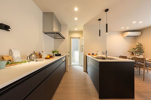 【キッチン】キッチンはシックな色合いのデザインを採用しました。白をベースとした室内のアクセントになっています。