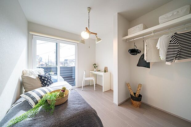 ■洋室(1)　約4.8帖の洋室が向かい合わせに配置され、どちらも南側に開口部を確保。バルコニーへ直接出入りでき、採光性のある明るい空間として子ども部屋やなど多用途に活用できます。