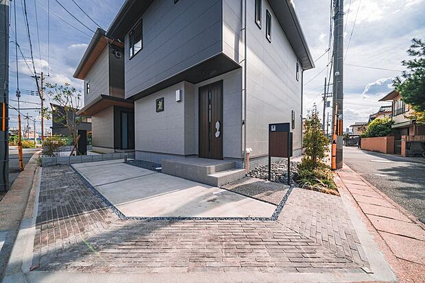 【外観】■現地外観　玄関前には１台分の駐車スペースを確保。電気自動車用の充電設備も備わり、日々の移動や買い物など車の利用がスムーズに行えます。