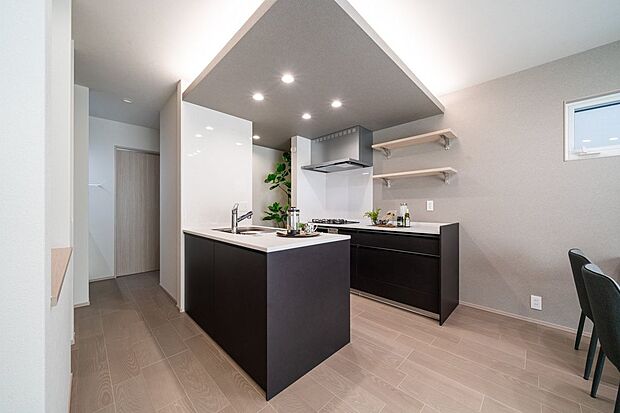 【キッチン】■キッチン　リビングを見渡せるカウンターキッチンなら、家族との会話を楽しみながら料理ができます。深型食器洗浄乾燥機付。