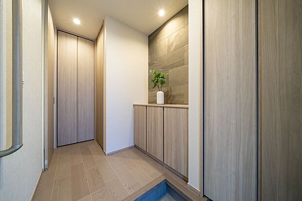 【玄関】■玄関　玄関ホールにはお掃除用品をまとめられるスペースと、お出かけ前の荷物を置けるクロークを完備。出入り時もすっきり整理でき、毎日の動線もスムーズです。