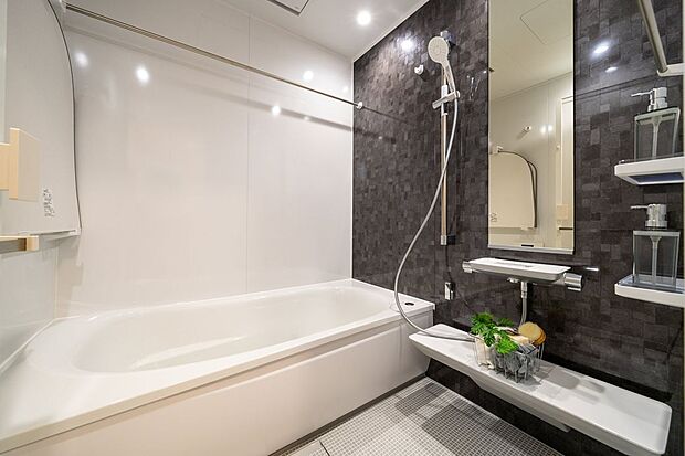 【バス】■バス　スタイリッシュなダークグレーのアクセントパネルが映える浴室。縦長ミラーを採用し、奥行きを感じられる広々とした印象の空間です。