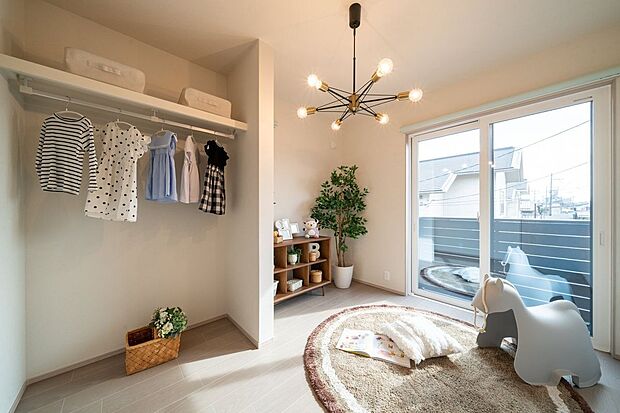 【洋室】■洋室(2)　二部屋の洋室には、区切りのないハンガーポール付き収納を完備。衣類を一目で把握しやすく、丈のある衣服も掛けやすいため、日々の身支度がスムーズになります。