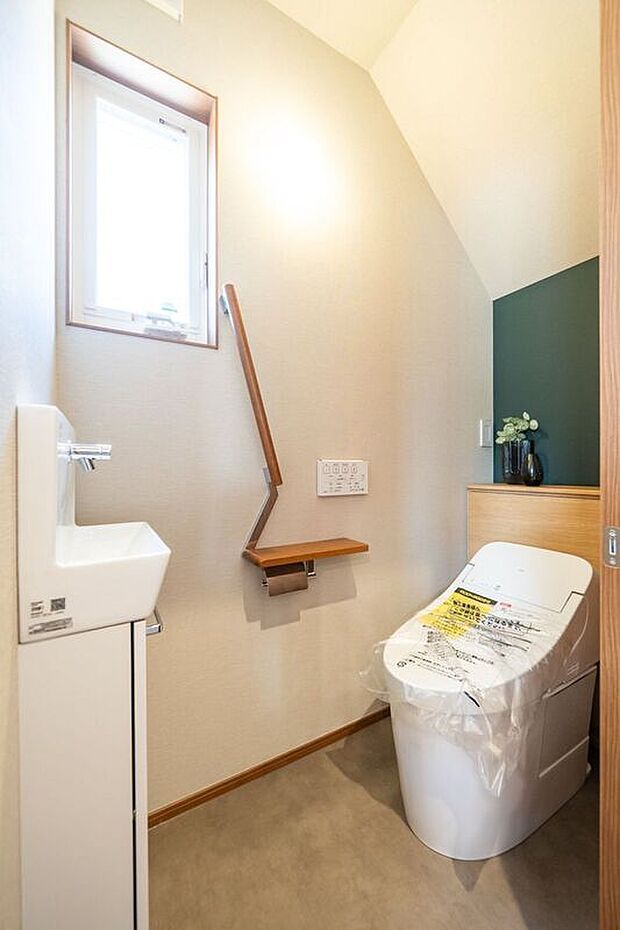 ■6号地トイレデザイン性とお掃除のしやすさを兼ね備えたタンクレストイレを採用。使いやすい壁付けのリモコンや手摺を設置し、家族みんなが使いやすいトイレです。