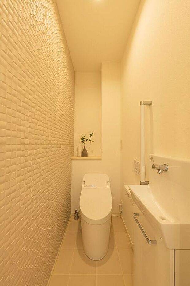 ■5号地1階トイレ1階トイレには手洗スペースが付いているので、来訪者に洗面所を見られることなく使ってもらえ、プライベート空間を保てます。スッキリとしたデザインのタンクレスタイプです。