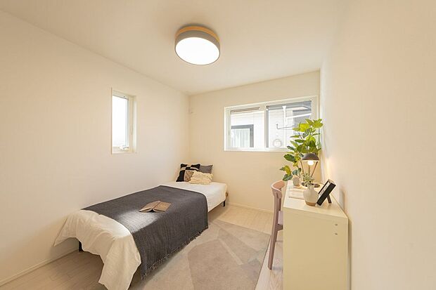 【室内】■5号地洋室勉強に集中できるデスクスペースと心地よいベッドスペースを両立できる、程よい広さの洋室です。窓からの光が部屋全体を明るく照らし、日中も快適です。