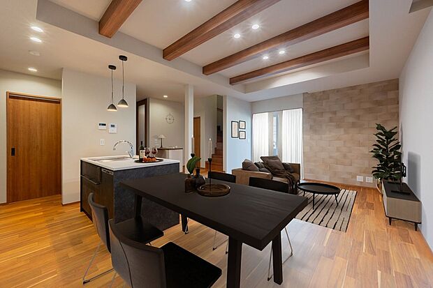 【キッチン】■8号地LDKキッチンから洗面所・脱衣所へと回遊できる動線は家事の負担を軽減します。さらに、洗面所にあえて扉を設けないことで、様々な場所からのスムーズなアクセスが可能です。※CG合成にて家具を設置