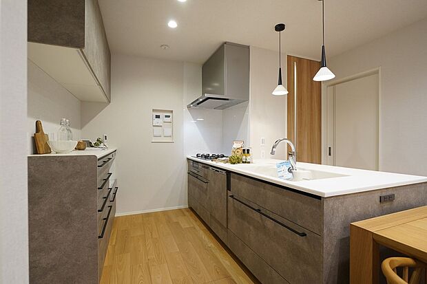 ■2号地LDKリビングにいる家族とコミュニケーションが取りやすい設計のキッチンを採用。ダウンライトを設置したスタイリッシュな空間です。