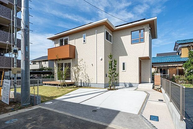 ■1号地現地外観いつまでも飽きのこない、愛着を感じる家となるよう、均整の取れたシルエットと、自然な色合いのデザインを施しています。2台駐車可能です(車種による)