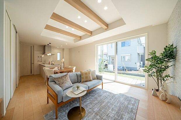 ■1号地LDK近年人気のキッチン横づけのダイニングです。調理から食事の配膳や後片付けまでの動きが短く、家事の効率が良くなります。開放感のあるカウンターキッチンです。