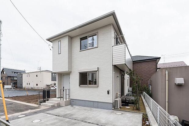 ■2号地外観アイボリーをベースに、ナチュラルな雰囲気で街並みに自然と溶け込む2号地の外観。敷地内には屋外水栓が設置されており、お花の水やりや洗車のときにも便利です。