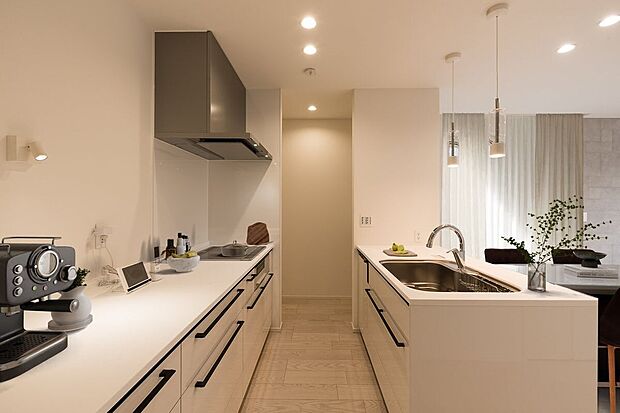 【キッチン】■2号地キッチン奥にはキッチンクロークがあり、食料品やキッチン用品を効率的に収納し、キッチンスペースを整理整頓することで使いやすく保つことができます。