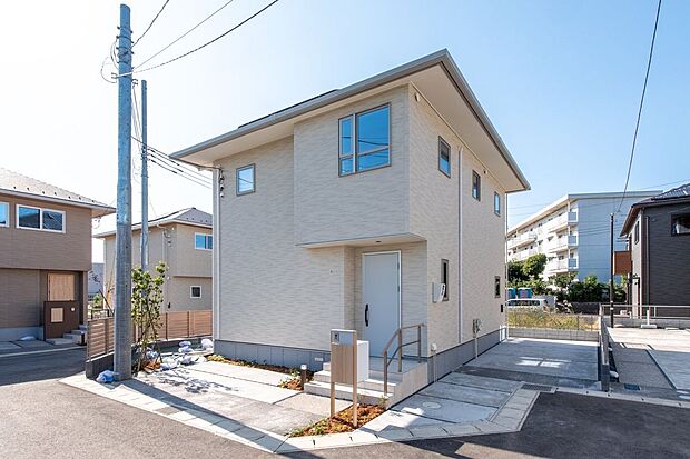 【外観】■5号地外観太陽光発電システムを備えています。玄関アプローチには植栽を備えており、日々の生活の中で季節の移ろいを感じていただけます。敷地内には屋外水栓を設置しているため水やりもスムーズです。