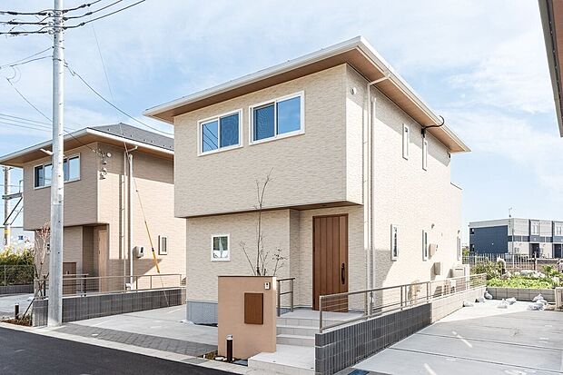 【外観】■9号地外観白い外壁と木目のアクセントが優しい色使いの外観デザインです。駐車は最大2台可能です（車種による）