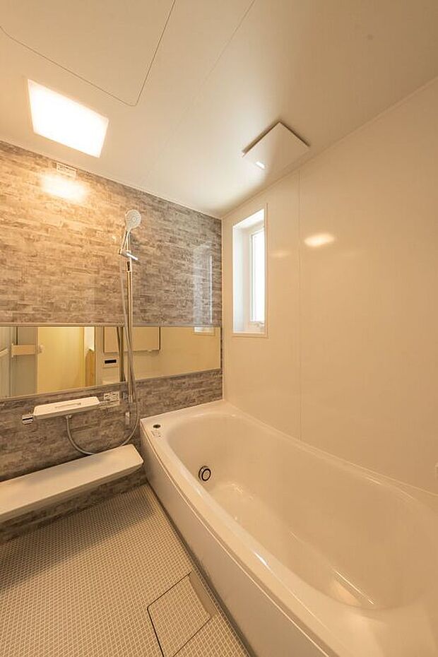 【その他設備】■2号地浴室全身を包む込む美しいカーブが特徴のクレイドル浴槽。柔らかな素材で足に優しい「ほっカラリ床」を採用しました。