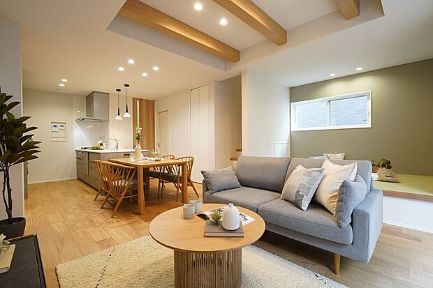 【リビング】■2号地LDK明るい色のフローリングとクロスを採用し、明るく過ごしやすいLDKです。リビング内に階段があることで、帰宅時に必ずリビングを通るため家族が接する機会が増えます。※CG合成で家具を設置