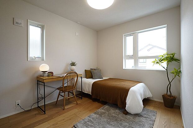 【子供部屋】■2号地洋室A約5.4帖と子供部屋にちょうどいい広さ。全居室や廊下、LDKにも収納スペースが設置された収納豊富な住まいです。