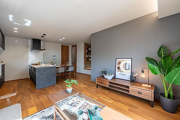 ■２号地リビング　ナチュラルな木の色合いを楽しめる2号地です。アンティークの家具やカフェスタイルのインテリアともマッチします。2面採光で風通しも良好。