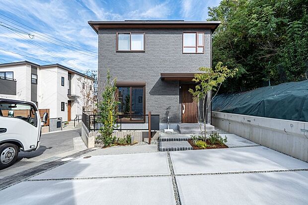 【外観】■２号地外観　いつまでも飽きのこない、愛着のわく住まいを目指し、均整の取れたシルエットに仕上げた外観デザイン。やわらかなグレーの外壁が周囲の景観に自然に馴染み、落ち着いた上質感を演出します。