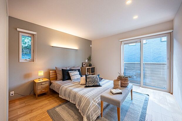 【寝室】■1号地主寝室　約8.1帖の主寝室。落ち着いたグレーのアクセントクロスと間接照明が安らぎを演出。パーソナルクローク付きで、居室内をすっきり保てます。