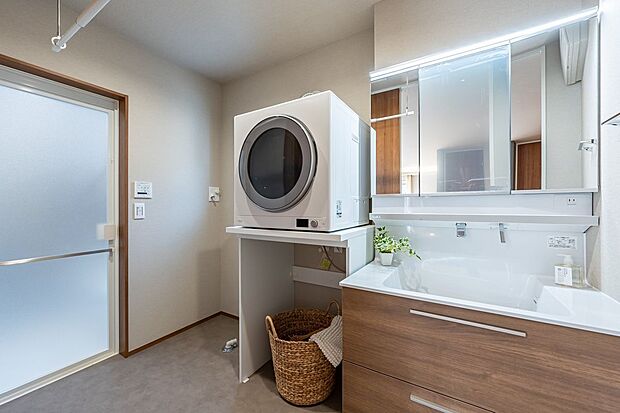 【洗面】■２号地洗面　洗面所には三面鏡裏収納付き洗面台と幹太くんを完備。収納力もあるため日用品を整理でき、雨の日でも効率よく洗濯物を乾かせ、家事動線がスムーズになります。