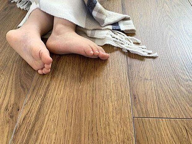 【冷暖房・空調設備】■床暖房 寒い季節でも足元から温かさを感じられ、快適に過ごせます。エアコンよりも静かで、乾燥しにくく、健康にも優しいのが特徴です。また、部屋全体が均一に暖まるため、ムラなく暖かさが広がります。