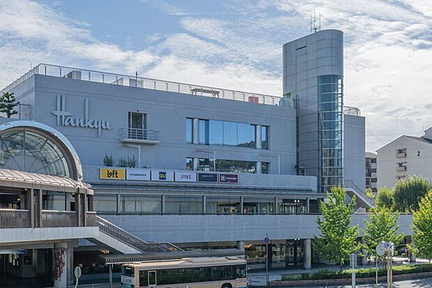 川西阪急スクエア(約720m)