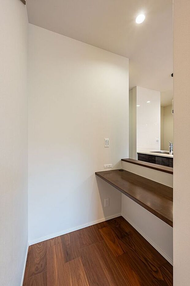 ■２号地ワークスペース　LDKの一角には、家族みんなで使えるワークスペースを設置。お互いの気配を感じながら、お子様は宿題に集中でき、テレワークや趣味のスペースとしてもご活用いただけます。