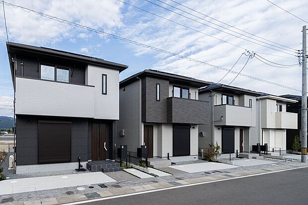 ■現地外観　モノトーンを基調とした住まいが並び、統一感のある街並みを形成。住戸ごとに素材や色の組み合わせを変えることで、ほどよい個性が映える住環境です。