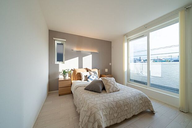 ■14号地寝室　約8.1帖（ワークスペース含む）の主寝室は南面バルコニーに出入りでき、心地よい光と風を取り入れられる空間。アクセントクロスと間接照明が落ち着いて過ごせる時間を演出します。