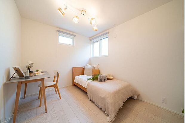 ■14号地洋室2　約5.4帖の洋室は2面採光で上部に開口部を設置。自然光や風を取り込みやすく、明るく快適な室内環境を保ちつつ、プライバシーも確保できる設計です。