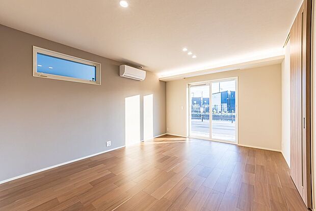 【リビング】■12号地リビング　LDKは南西向きに開口部を設け、自然光を取り込みやすい設計。開口部上部のダウンライトが柔らかな光を添え、昼夜を問わず明るい空間を演出します。