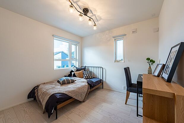 ■8号地洋室　約6.4帖の洋室。高い位置に窓を設け、家具の配置がしやすく、収納やレイアウトを工夫して居室空間を効率的に使えます。