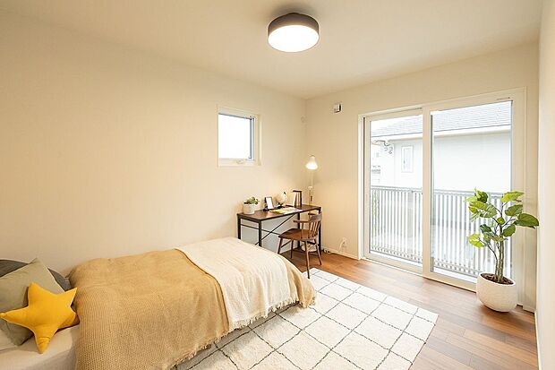 【子供部屋】■A号地洋室B2面採光の明るい洋室です。南側の窓からバルコニーに出入り可能。風通しがよく、子ども部屋にもおすすめです。