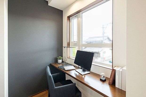 ■D号地ワークスペース主寝室内にある約1.0帖のワークスペースです。壁付けの棚は、仕事道具や趣味のコレクション、写真などを飾ることもできます。