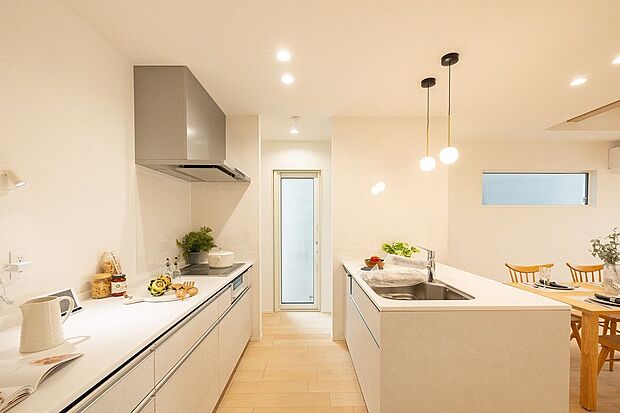 【キッチン】■H号地キッチンキッチンから洗面所・脱衣所へと回遊できる動線は、家事の負担を軽減します。さらに、洗面所にあえて扉を設けないことで、さまざまな場所からスムーズにアクセスしやすくしています。