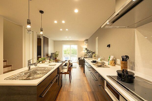 【キッチン】■D号地キッチンキッチンの奥にはキッチンクロークがございます。調味料や食品のストック、鍋などもスッキリと片付けることができ、調理スペースをスッキリと保てます。