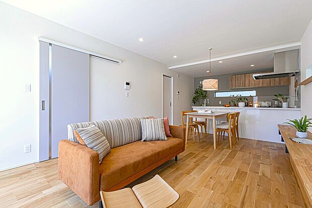 広がりを感じる室内。キッチン上には折下天井の意匠を取り入れました。天井高に変化があることで、メインフロアの天井が高く見え空間にメリハリが生まれます