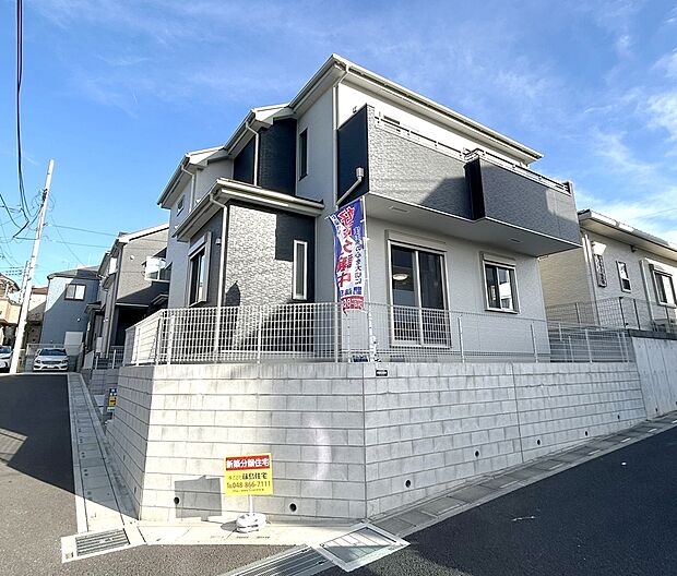 7号棟現地外観写真
北西角地、隣地との空間が広く陽当たり良好、明るい住まい。
道路面から上がっているのでプライバシーが守られます。