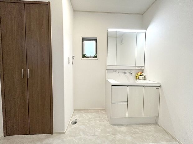 洗面室に収納棚をもお受けました。洗剤等のストックやタオルなども仕舞えます。