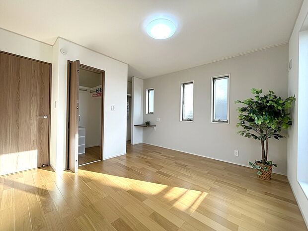 【主寝室】主寝室は、8帖にウォークインクローゼットとオープンクローゼット。