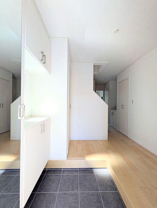 【玄関ホール】広い玄関ホール。住まい全体にゆとりが生まれます。ベビーカーを置いても邪魔になりません。