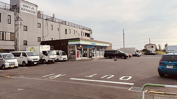 ファミリーマートさいたま道場店（約140m）