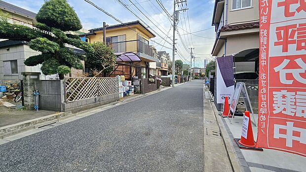 【前面道路】周辺は落ち着いた住宅街となっており、交通量も少なく自然も多く子育てにも適した住環境!