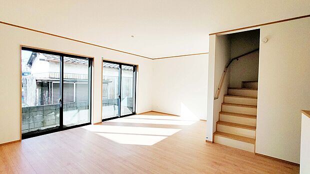 【リビング】1階リビングには大きな窓があって日当たり・通風良好!耐震等級最高等級3級取得の地震に強い安心のお住まい!