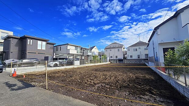 【現地外観写真】徒歩10分圏内に小学校や中学校などの教育施設やスーパーやコンビニなどの商業施設が揃う子育てにも適した住環境！