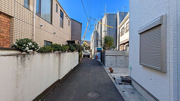 【前面道路】バスルームには浴室乾燥機を完備!広々1坪タイプのバスルーム!トイレは2か所!ウォシュレット付きトイレを完備!
現地(2025年12月)撮影